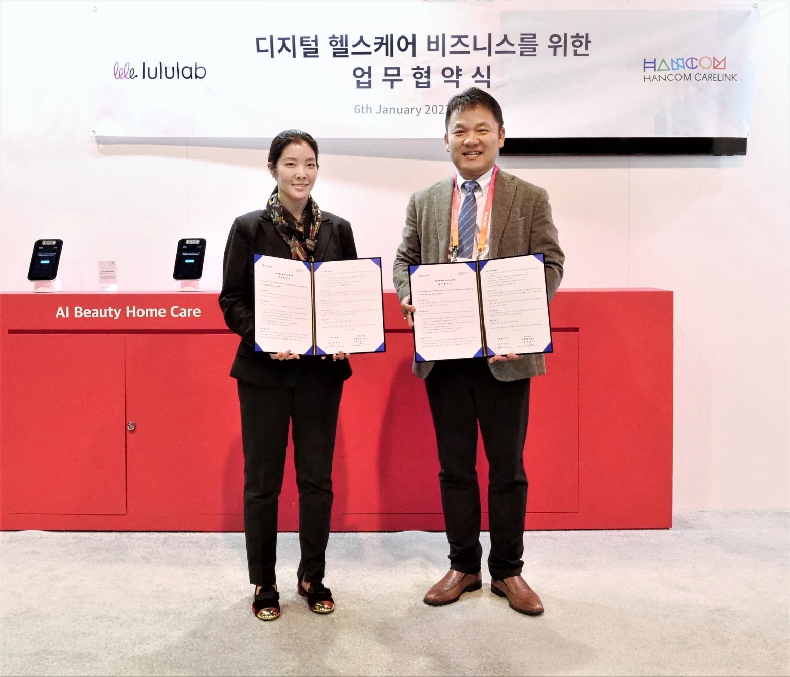 천창기 한컴케어링크 대표(사진 오른쪽)가 미국 라스베이거스에서 열린 CES 2023에서 모니카 박 (주)룰루랩 본부장(왼쪽)과 업무협약식 체결했다. 사진=한컴케어링크