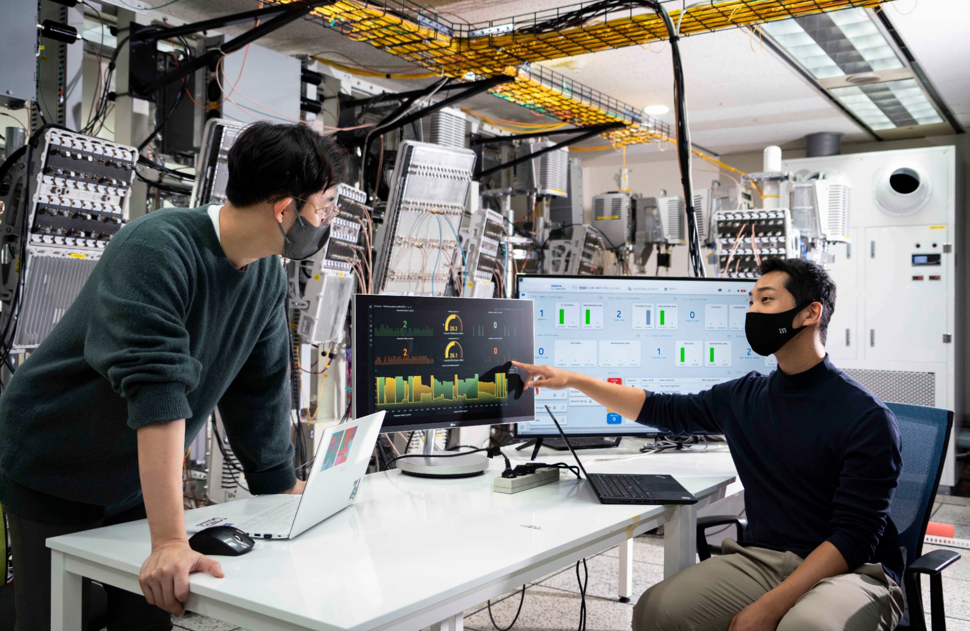 SK텔레콤 연구원들이 트래픽 혼잡 상황에 활용하는 솔루션을 테스트 하고 있다. 사진=SK텔레콤