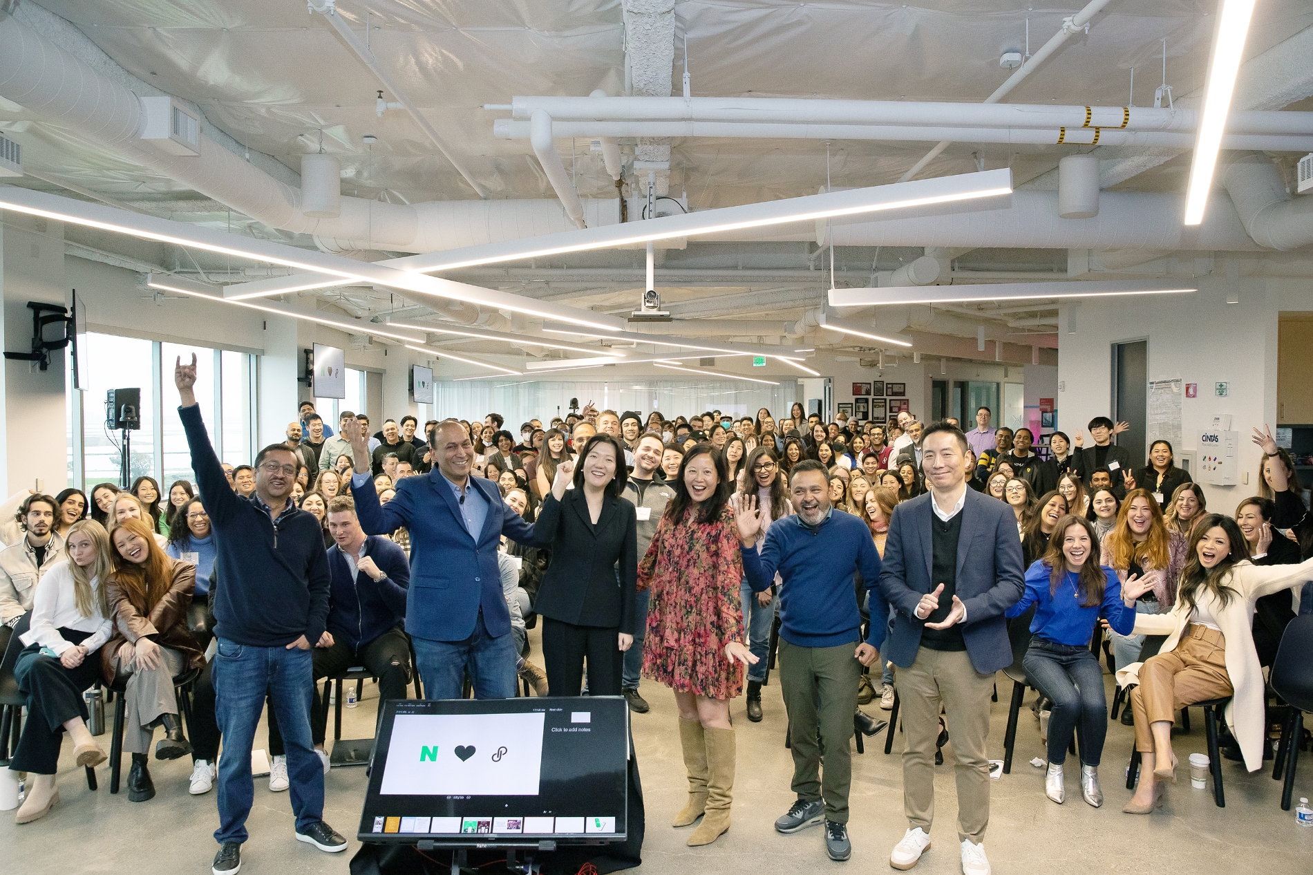 네이버 경영진과 포시마크 임직원이 10일(미국 현지 시간 9일) 미국 샌프란시스코에 위치한 포시마크 오피스에서 사내 설명회를 진행했다. 사진=네이버