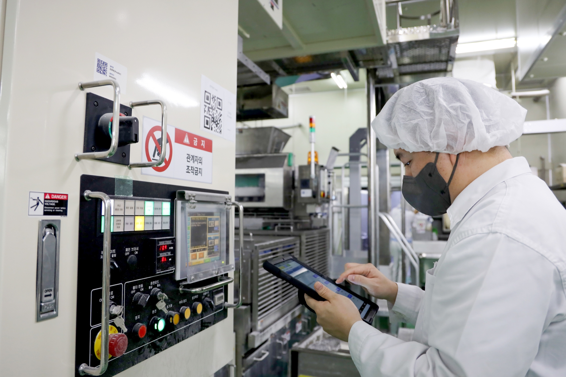 SPC는 안전경영 강화를 위해 전 사업장에 IT 기술을 활용한 '통합 안전점검 시스템 앱'을 개발해 도입했다./사진제공=SPC