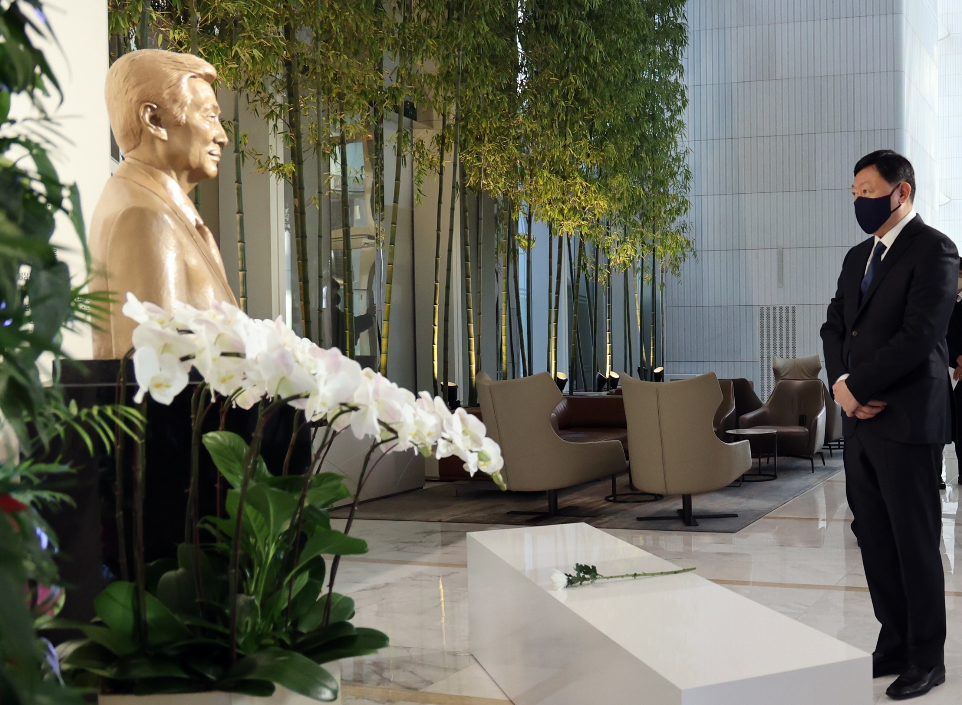 신동빈 롯데 회장이 롯데월드타워 1층에서 신격호 롯데 창업주 흉상에 헌화하고 있다 ./ 사진제공 = 롯데지주