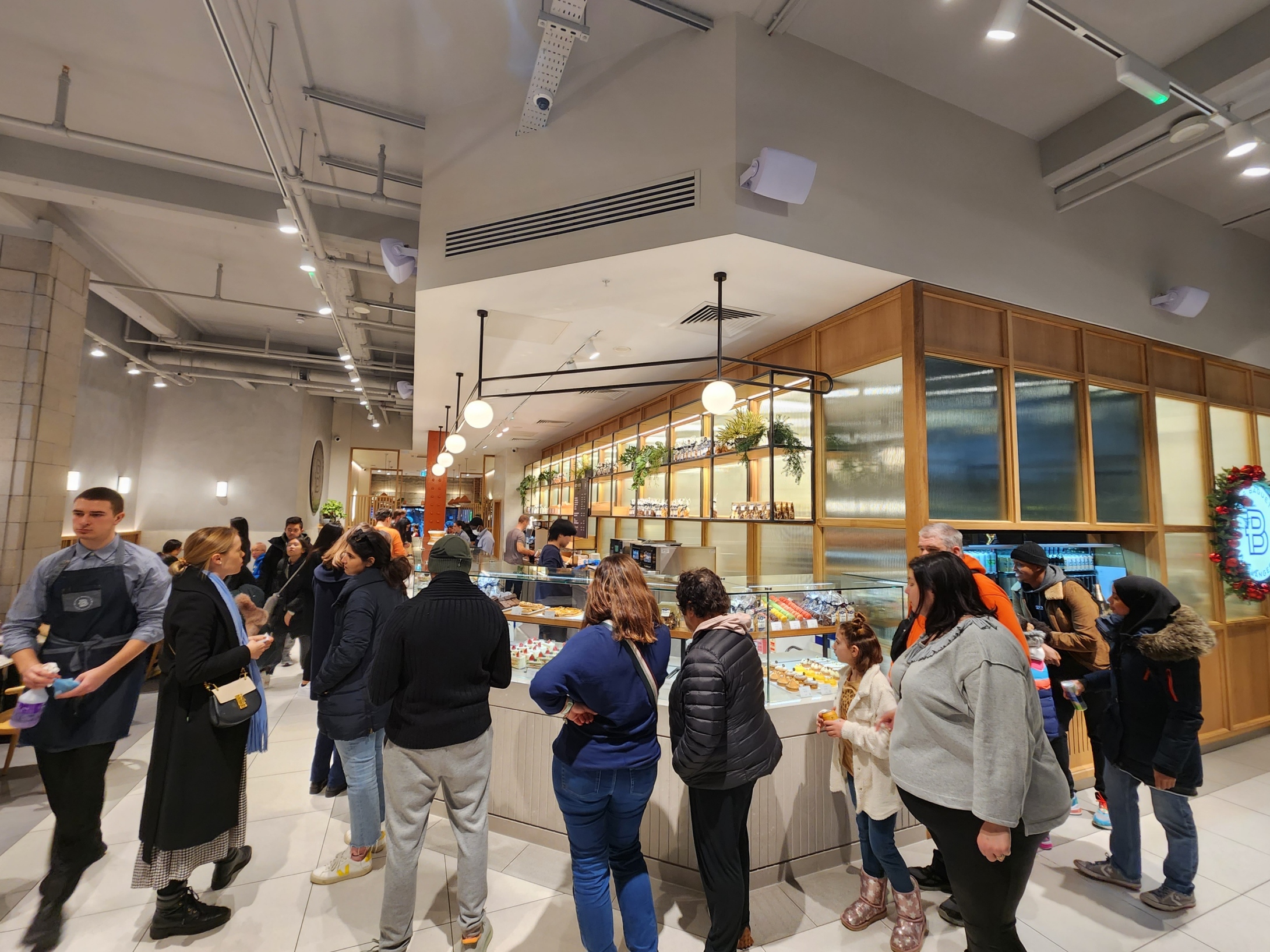 런던 배터시 스테이션에 복합 쇼핑몰 내부에 위치한 파리바게뜨 1호점 모습. 사람이 많아 주문을 하기 위해서 최소 15분 정도 대기해야 했다./사진=나선혜기자