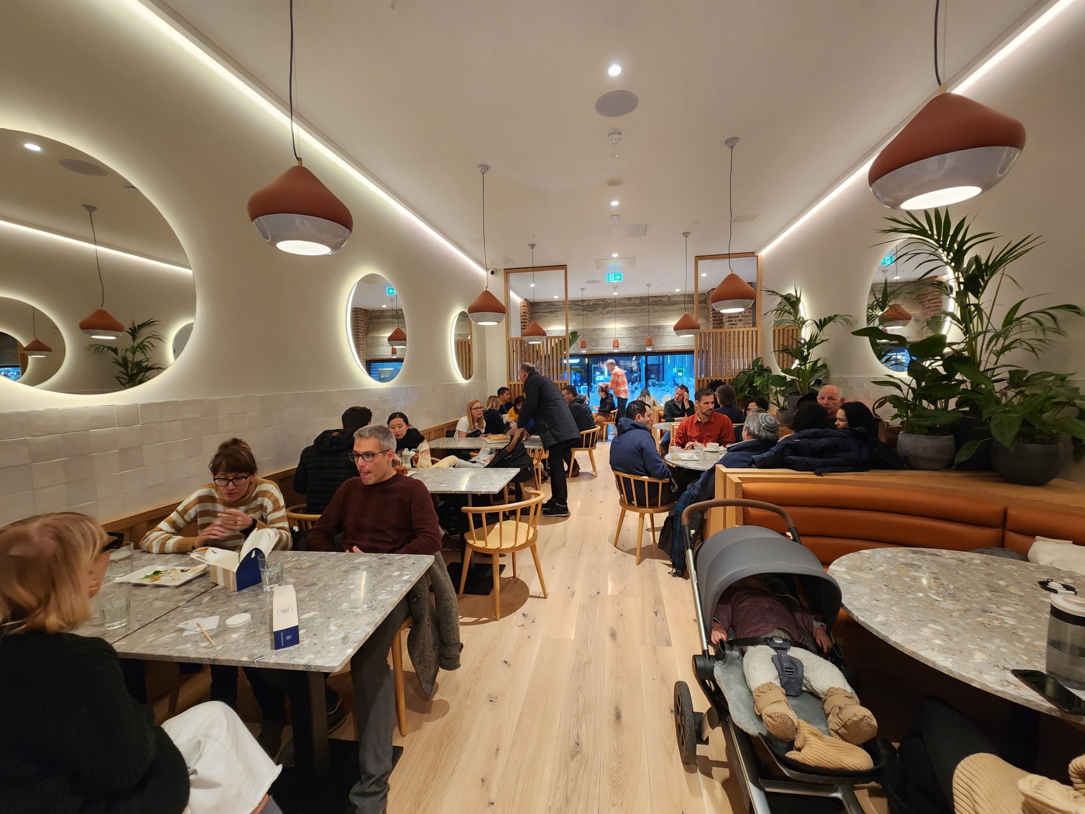 런던 파리바게뜨 1호점 내부에는 앉을 곳이 없을 정도로 사람이 붐볐다./사진=나선혜기자