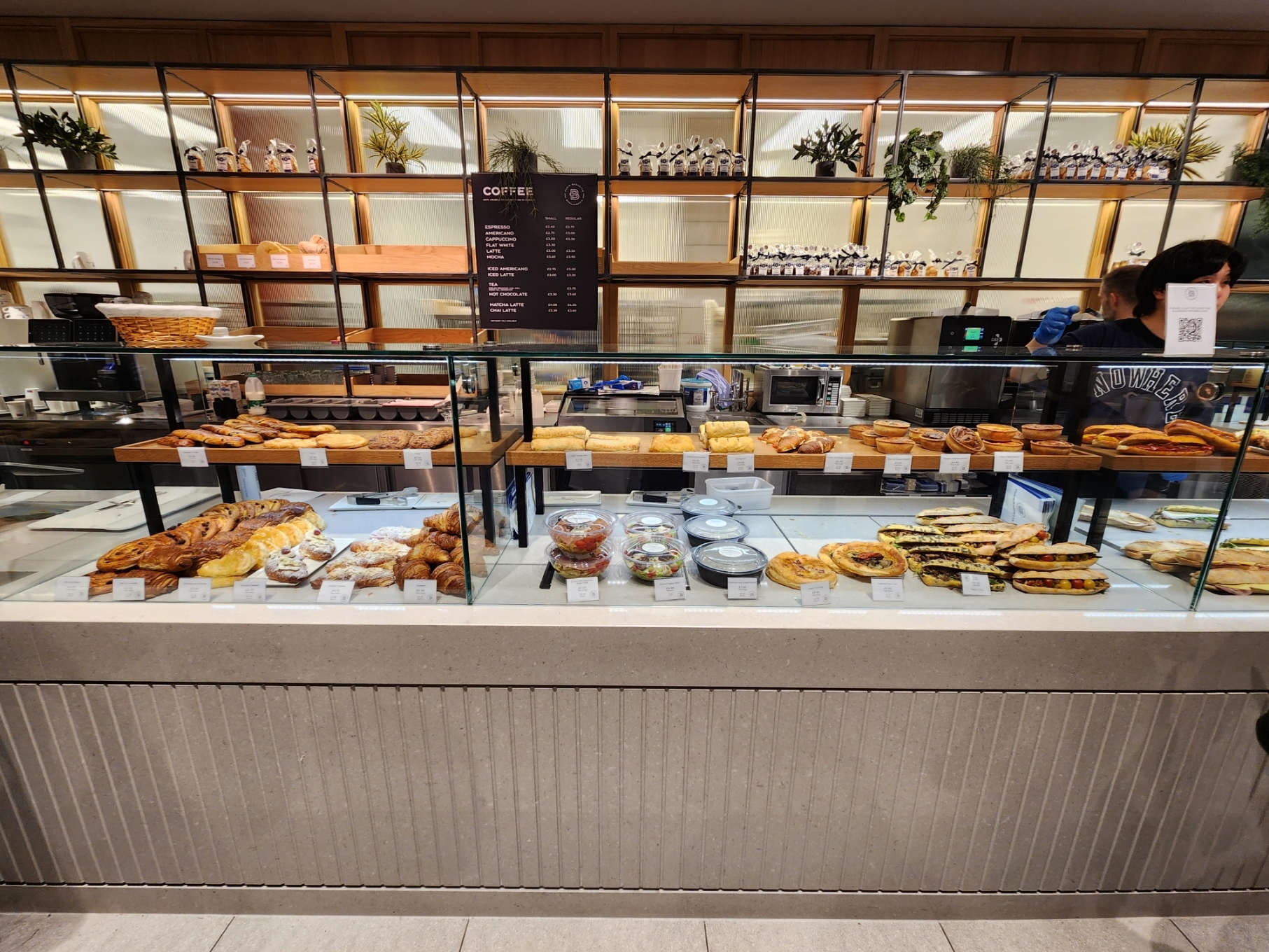 런던 파리바게뜨 1호점에서 만든 샌드위치와 샐러드 빵./사진=나선혜기자