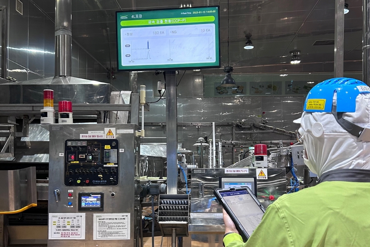 풀무원 현장 작업자가 태블릿 PC를 통해 품질 관련 데이터를 확인하고 있다./ 사진제공 = 풀무원