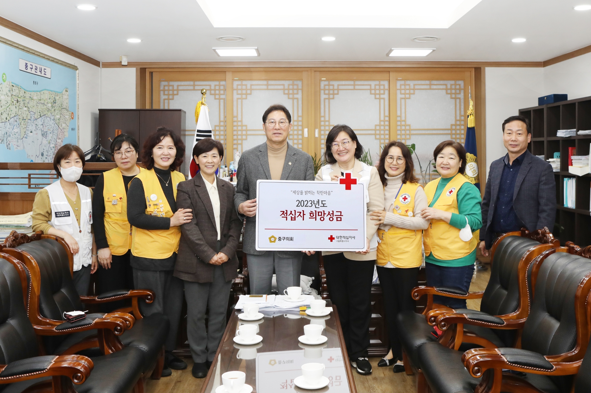 길기영 의장(왼쪽에서 다섯번째), 이정미 의원(네번째), 송재천 의원(오른쪽)이 대한적십자 서울지사 관계자들과 기념촬영을 하는 모습./사진제공=중구의회