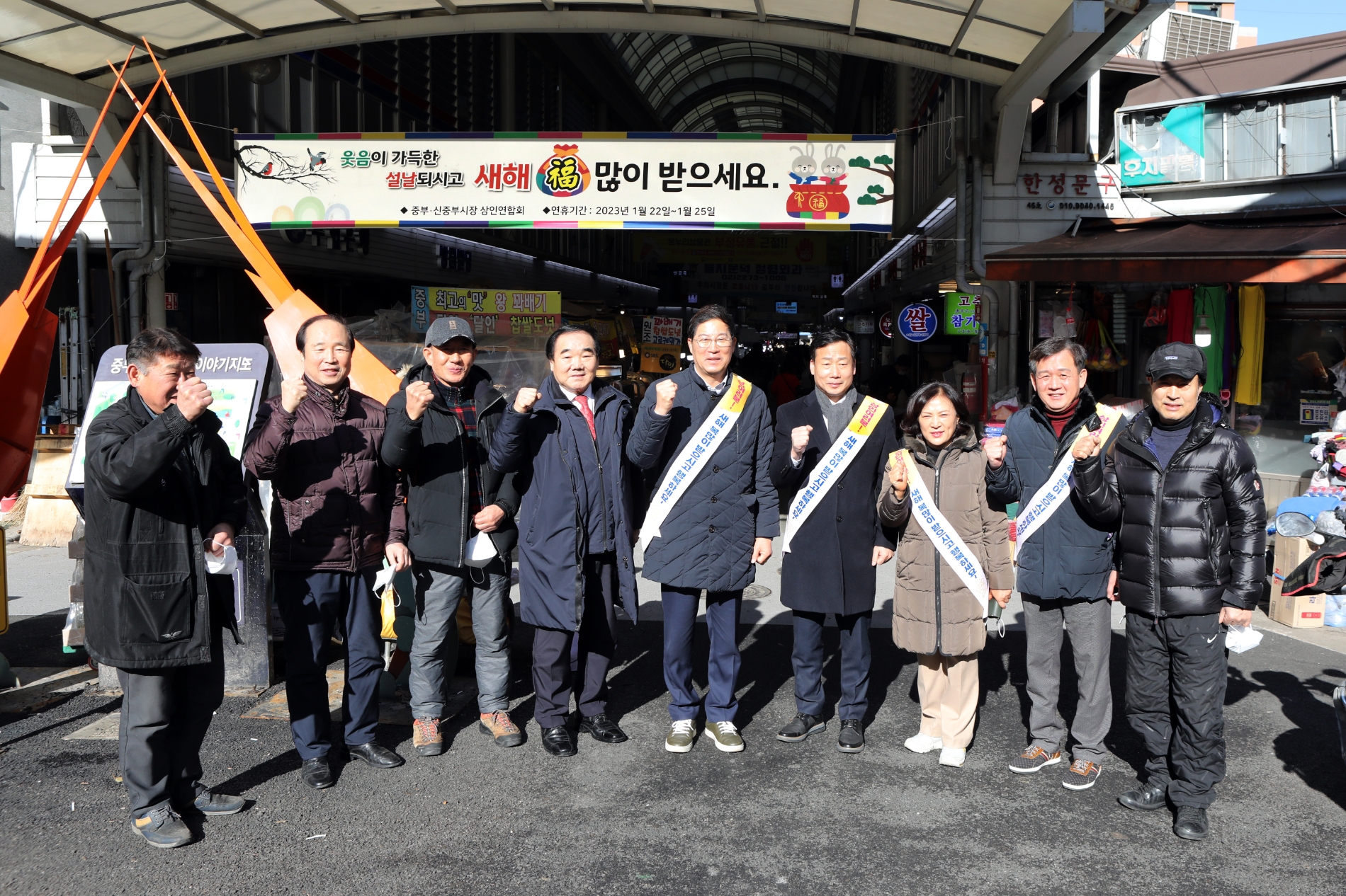 왼쪽 다섯번째부터 중구의회 길기영 의장, 송재천 의원, 조미정 의원, 윤판오 의원이 중부시장을 방문해 기념촬영을 하는 모습./사진제공=중구의회