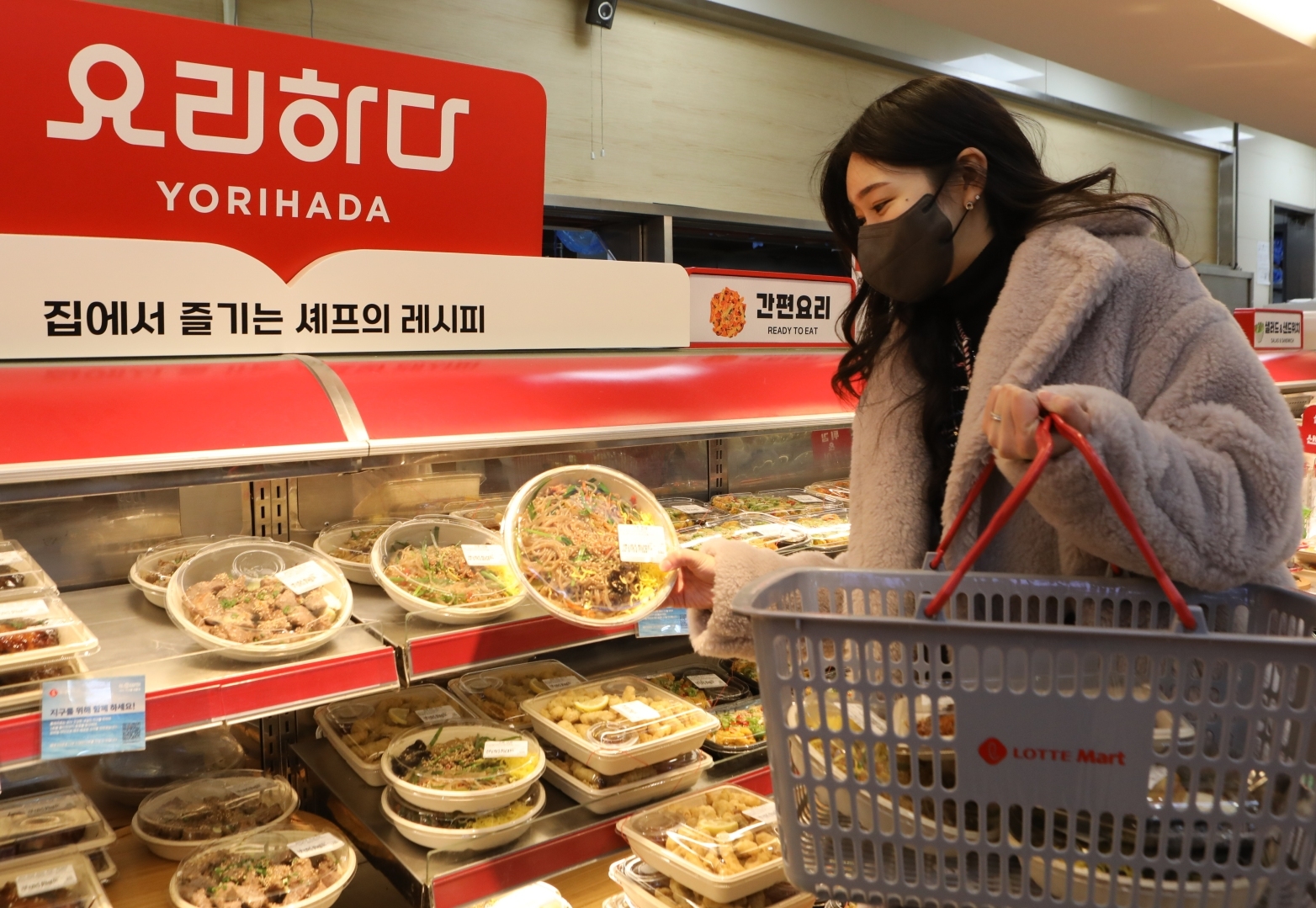 롯데마트 서울역점에서 즉석 조리 식품을 쇼핑하고 있는 고객 모습./ 사진제공 = 롯데쇼핑