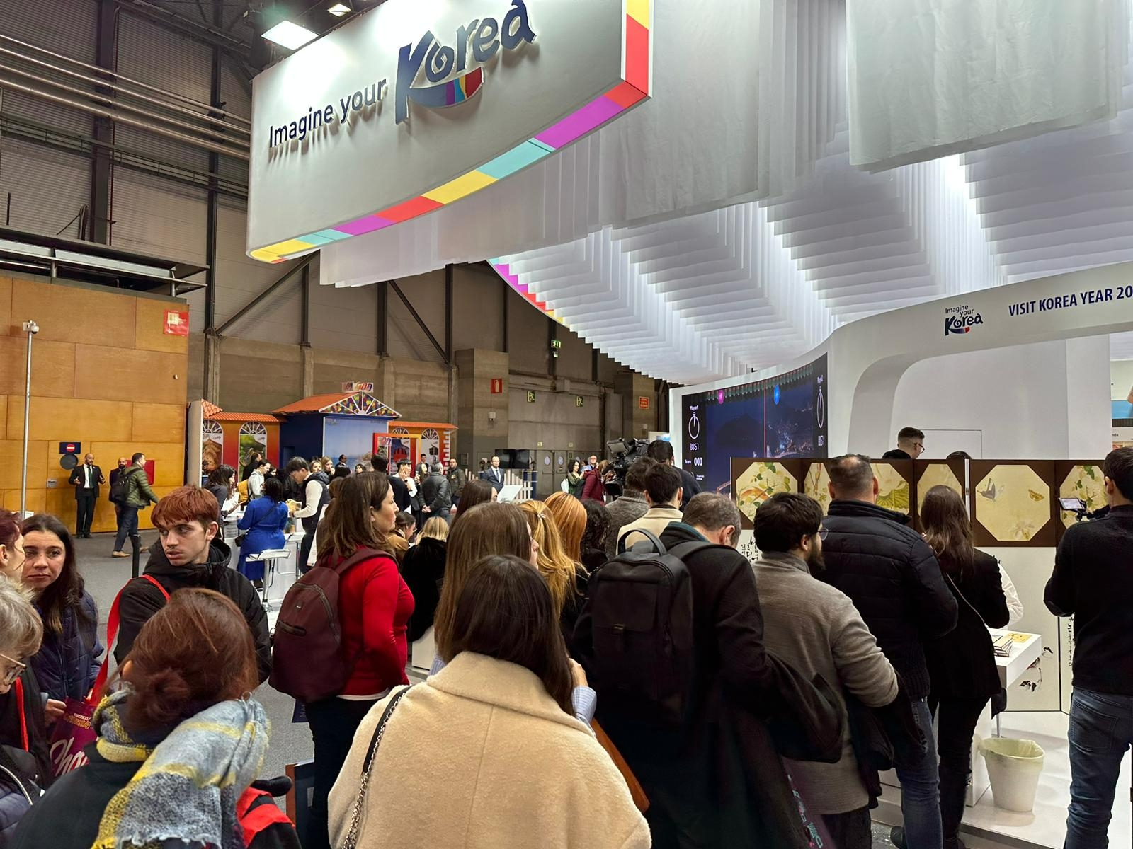 2023 FITUR에서 운영 중인 한국관광 홍보관 부스를 방문한 관람객들이 긴 줄을 서서 기다리고 있다. /사진제공=한국관광공사