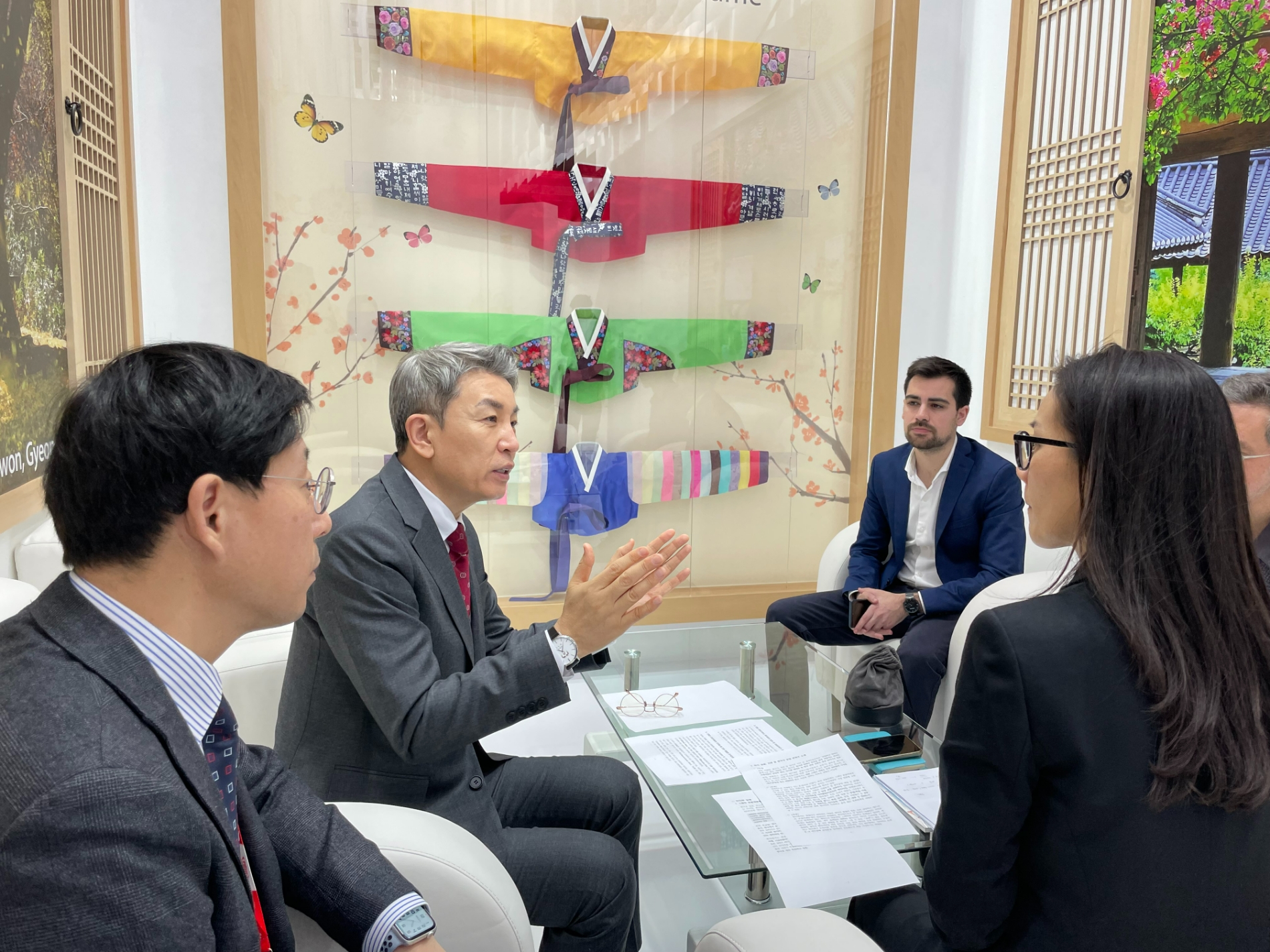 이재환 한국관광공사 부사장(왼쪽에서 두번째)이 스페인 현지 미디어 인터뷰를 진행하고 있다. /사진제공=한국관광공사