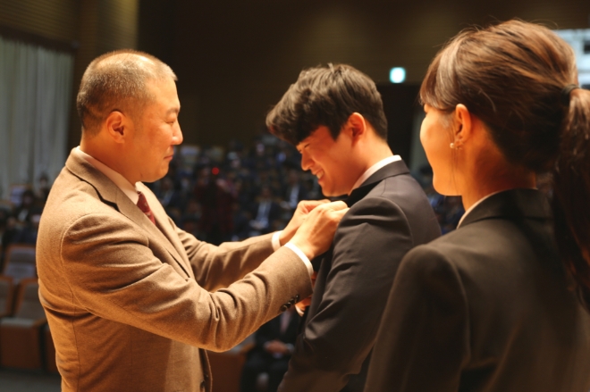 구자은 LS그룹 회장이 19일 안성시 LS미래원에서 개최된 ‘2023년 LS그룹 공채 신입사원 입사식’에서 모든 교육 과정을 수료한 신입사원 157명에게 ‘비전 2030 달성을 위한 LS의 인재상’인 ‘LS Futurist(미래 선도자)’를 강조하며 새로운 시작을 위한 마음가짐을 당부했다. /사진=LS그룹.