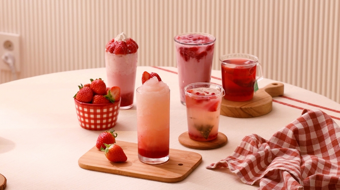 이디야커피 딸기 음료 5종이 누적 판매량 50만 잔을 돌파했다./사진제공=이디야커피