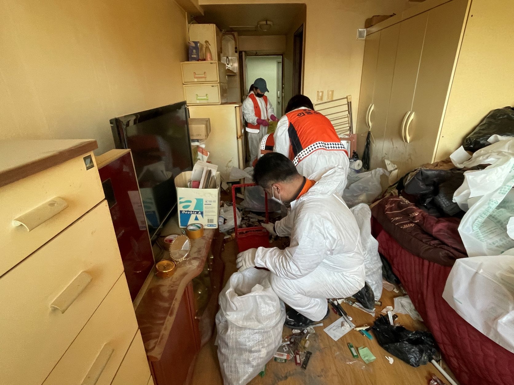 마포구 관계자들이 홀몸어르신 자택을 청소하고 있는 모습./사진제공=마포구