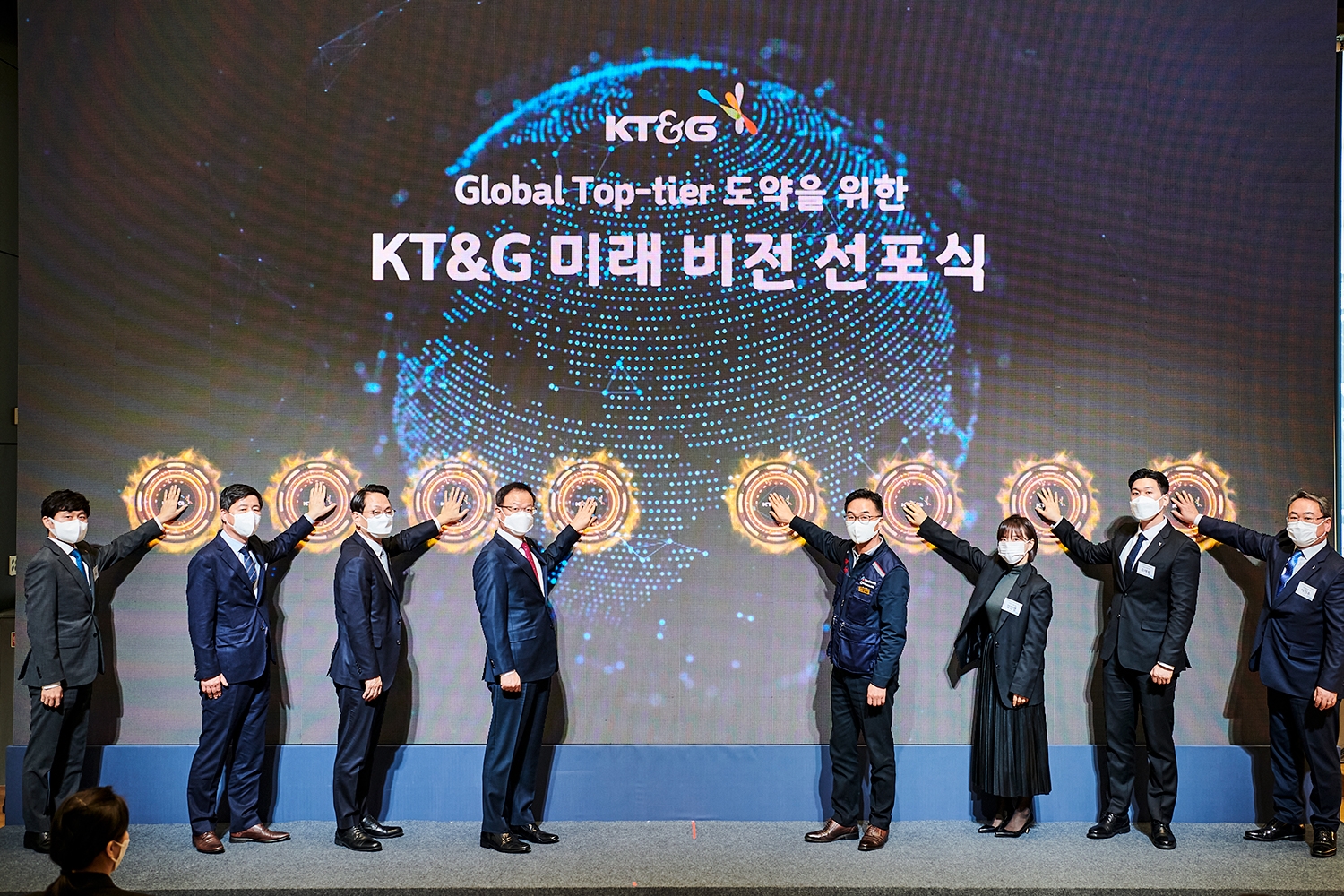 백복인 사장(왼쪽 네 번째)을 비롯한 KT&G 임직원들이 미래 비전 선포식 행사 후 기념 세리머니를 하고 있는 모습./ 사진제공 = KT&G