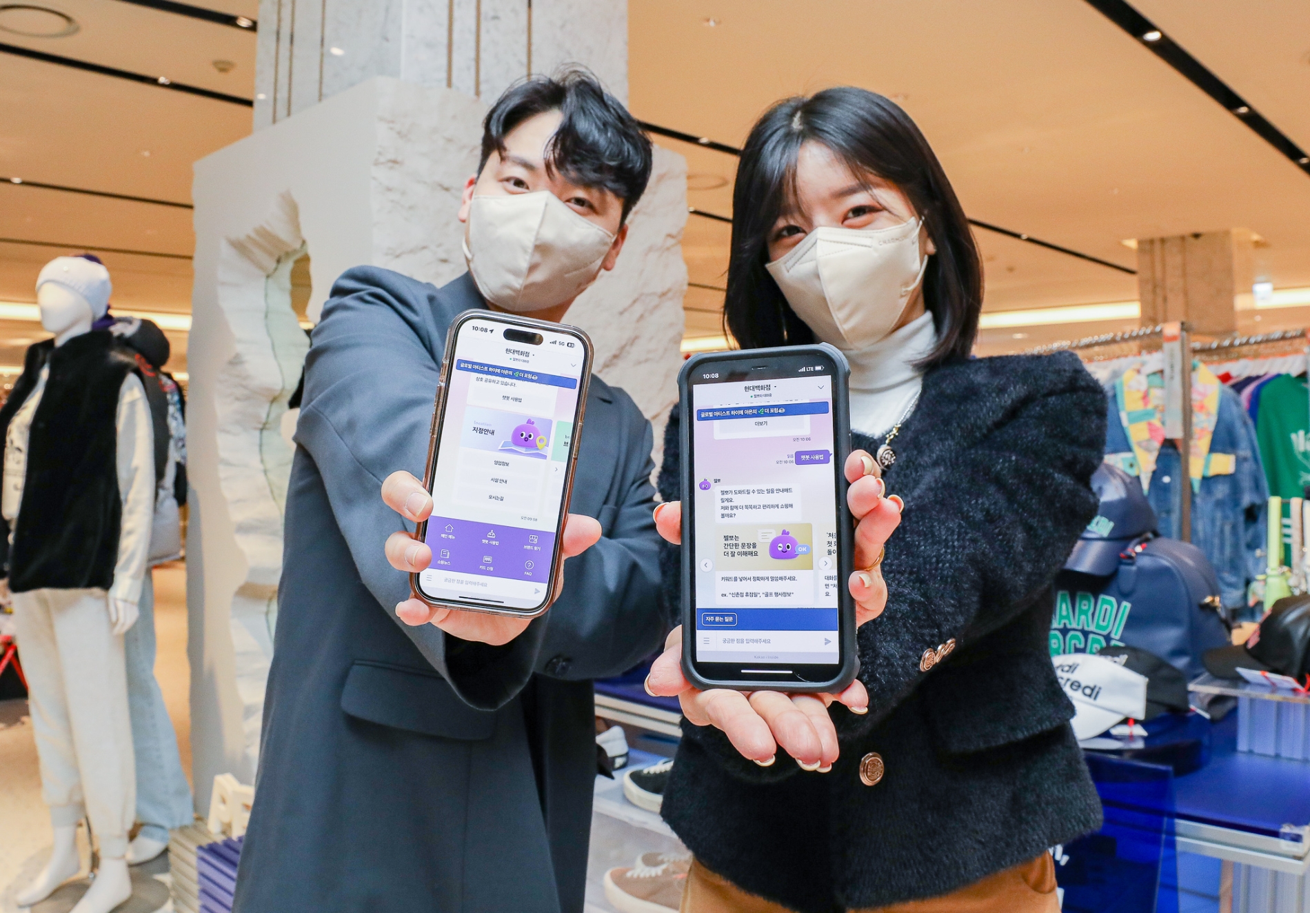 현대백화점 직원이 AI 챗봇 상담 서비스 '젤뽀'를 소개하는 모습./ 사진제공 = 현대백화점그룹