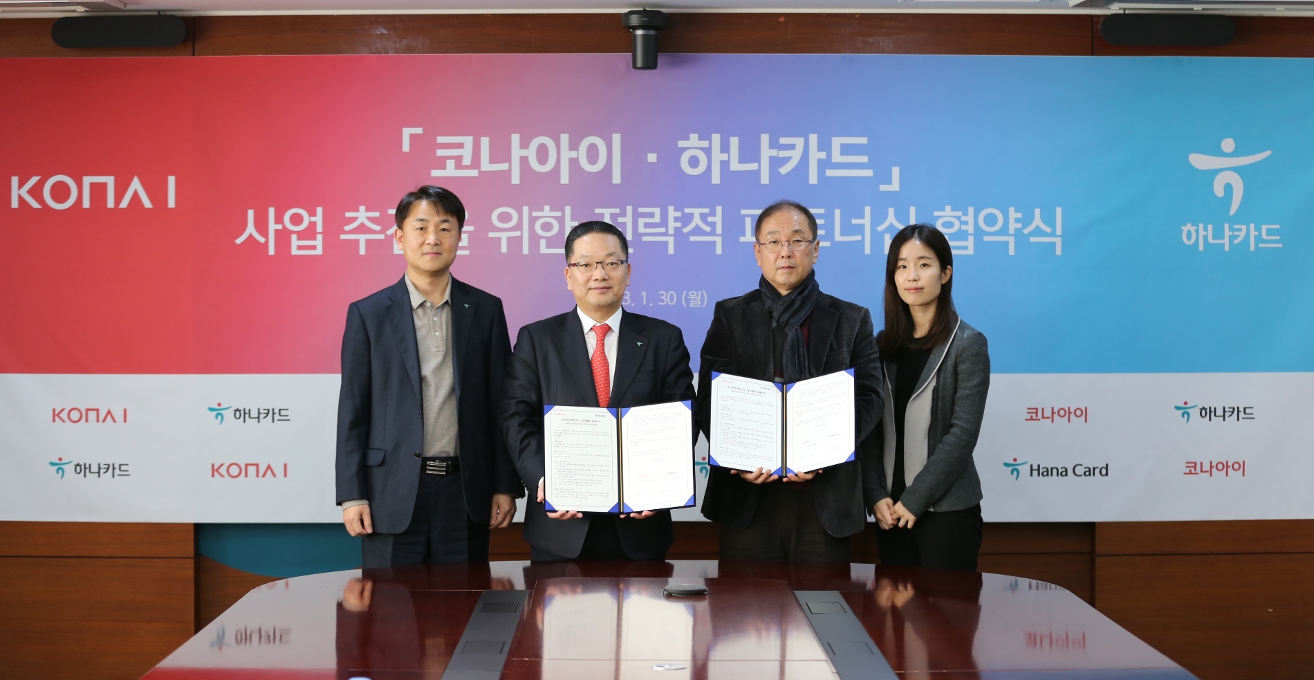 이호성 하나카드 대표이사(왼쪽 두 번째)와 조정일 코나아이 대표이사(왼쪽 세 번째)가 지난 30일 을지로 하나카드 본사에서 업무 협약을 체결했다. /사진제공=하나카드