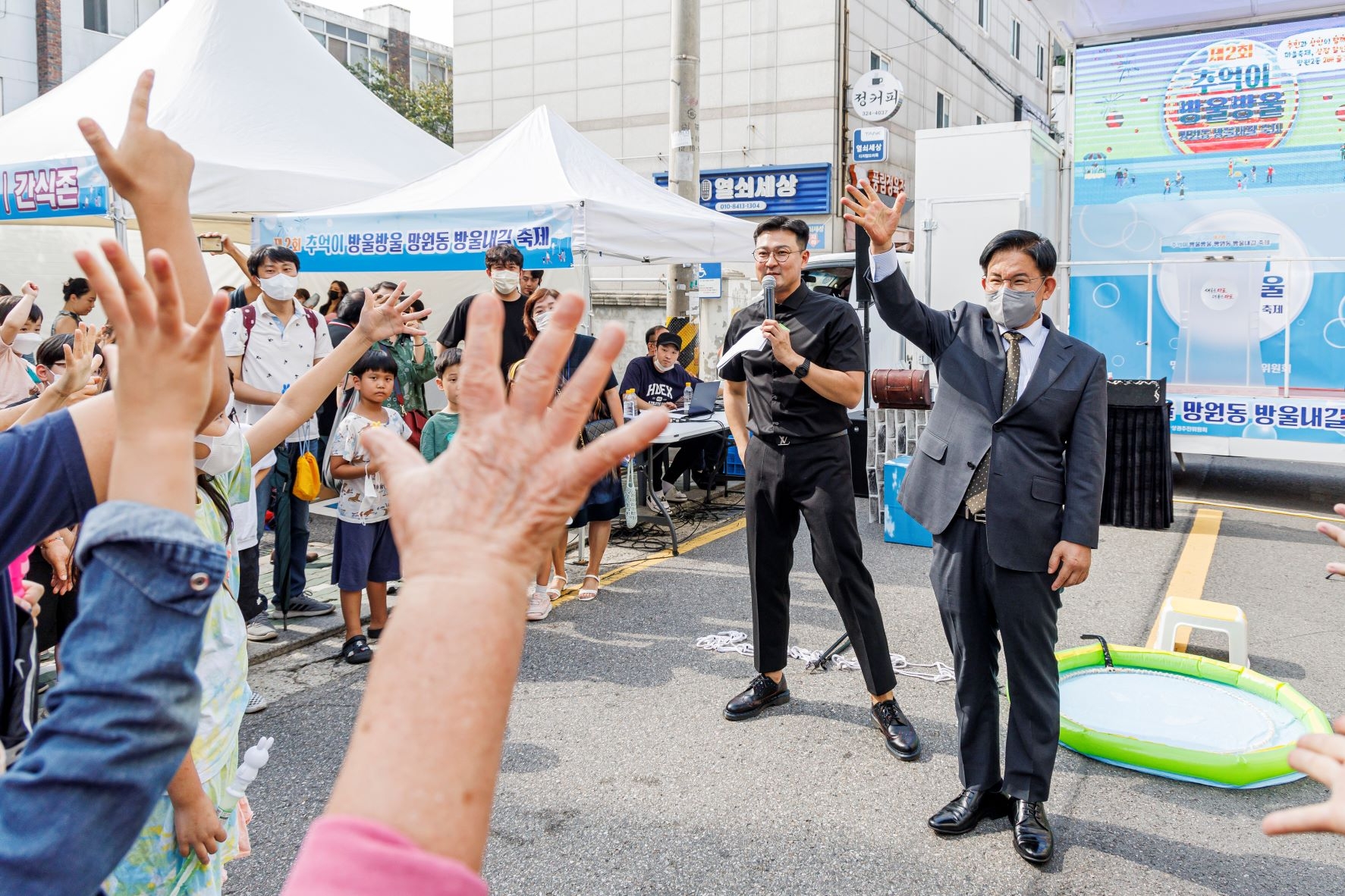 박강수 마포구청장이 지난 2022년 9월 망원2동 방울내길 축제에 참석해 주민들과  소통하는 모습./사진제공=마포구