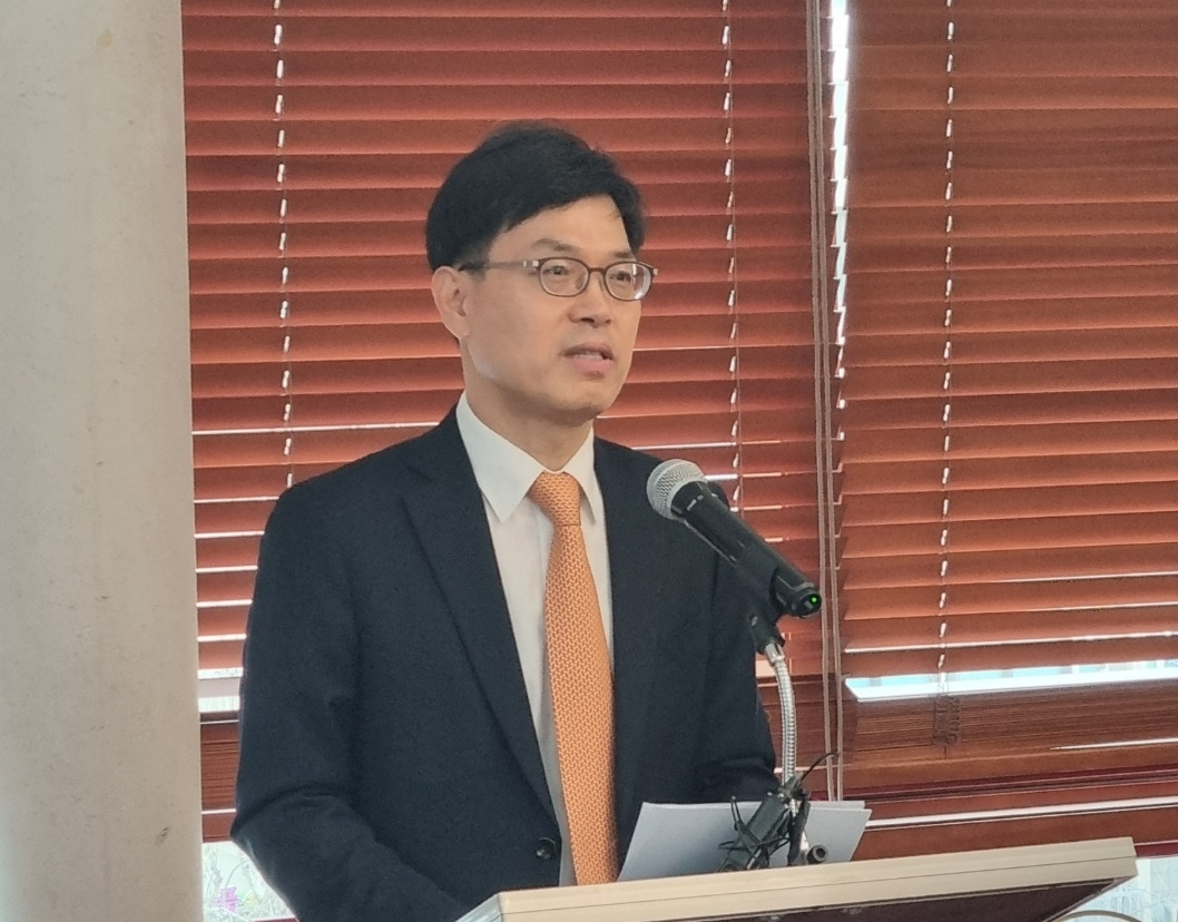 안철경 보험연구원장이 보험업계에 안정적인 자본‧보험금 관리에 주력해야 한다고 당부했다.