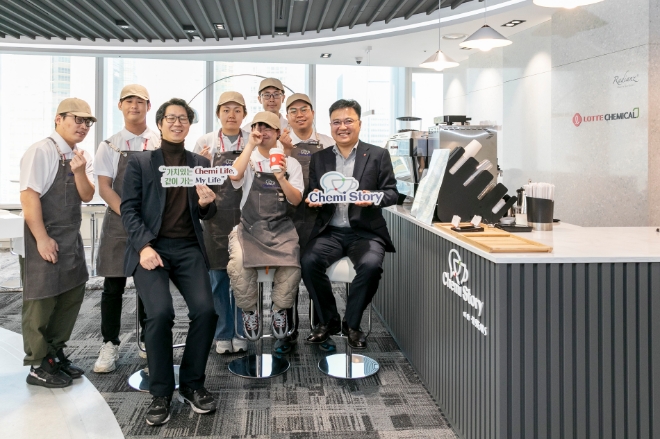 롯데케미칼(부회장 김교현)이 사회적 약자의 경제적 자립 지원과 안정적인 일자리 제공을 위해 사내 카페인 '케미스토리(Chemi Story)’를 오픈했다. /사진=롯데케미칼.