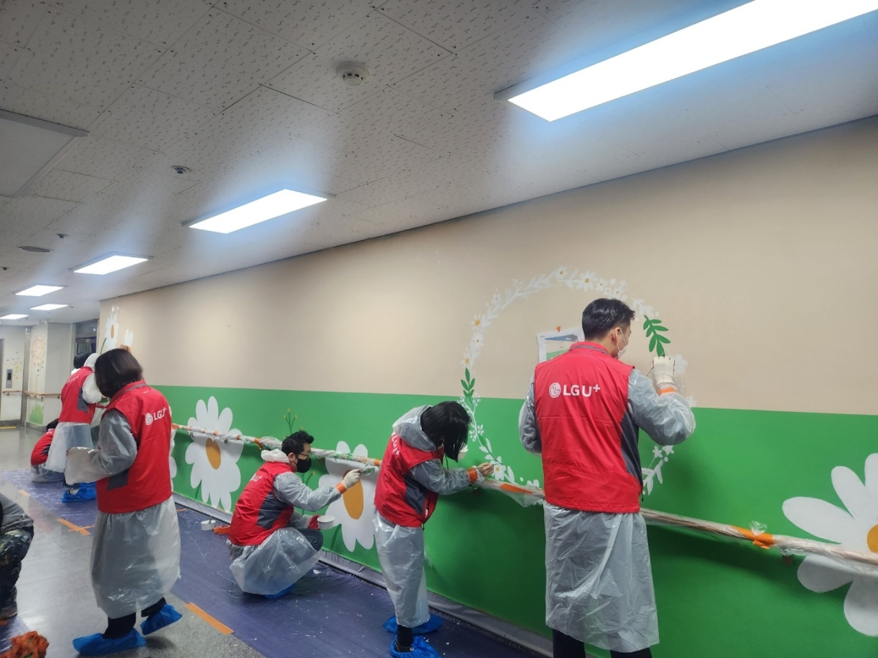 지난해 연말 '삼동소년촌'에서 진행한 벽화 그리기 봉사활동 현장 모습. 사진=LG유플러스