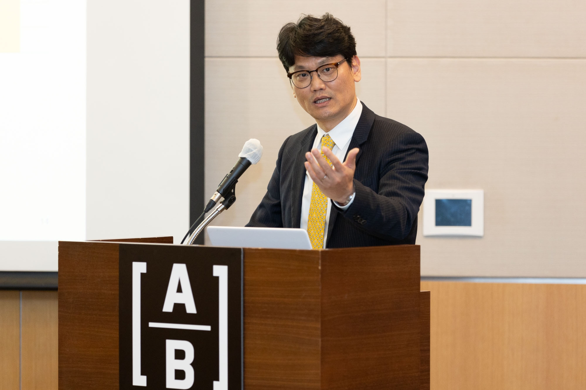 유재흥 AB자산운용 채권부문 선임 포트폴리오 매니저가 1일 서울 여의도 전경련회관에서 열린 기자간담회에서 '2023년 상반기 글로벌 채권시장 전망'에 대해 발표하고 있다. / 사진제공= AB자산운용(2023.02.01)