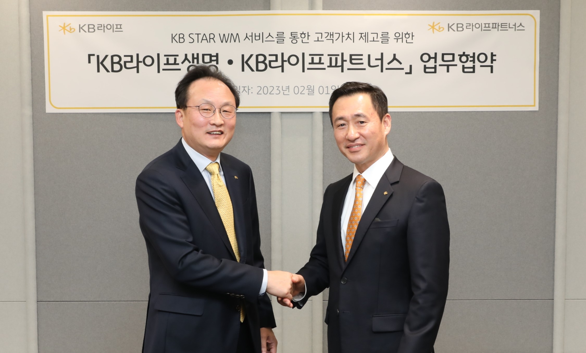 이환주 KB라이프생명 대표이사 사장(왼쪽)과 오승원 KB라이프파트너스 대표이사 사장이 기념촬영을 하고 있다./사진=KB라이프