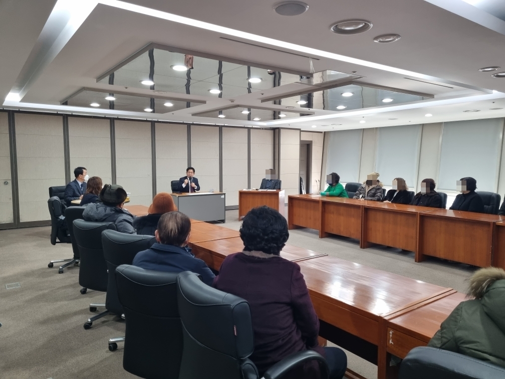 박강수 마포구청장이 당인동 주민편익시설 기존설계 반대 추진위원회 활동 주민들의 의견을 청취하고 있다./사진제공=마포구