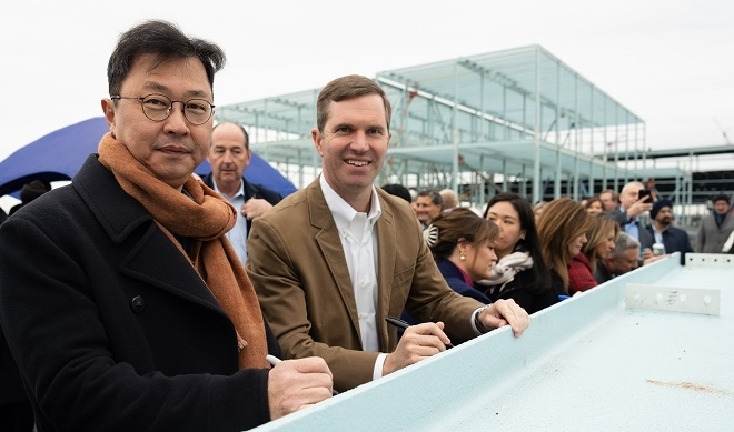 최재원 SK그룹 수석부회장(왼쪽)과 앤디 베셔 켄터키 주지사가 2022년 12월 블루오벌SK 켄터키 공장 기공 기념 행사에서 기념촬영을 하고 있다. 사진=SK온.