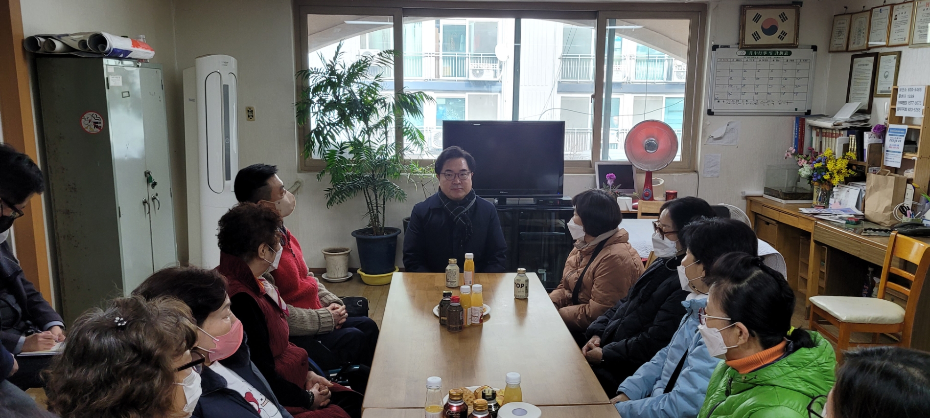 지난 5일, 대방주공1단지에서 개최된 주민설명회에서 박일하 구청장이 난방비 지원대책에 대해 이야기하고 있다. / 사진제공=동작구