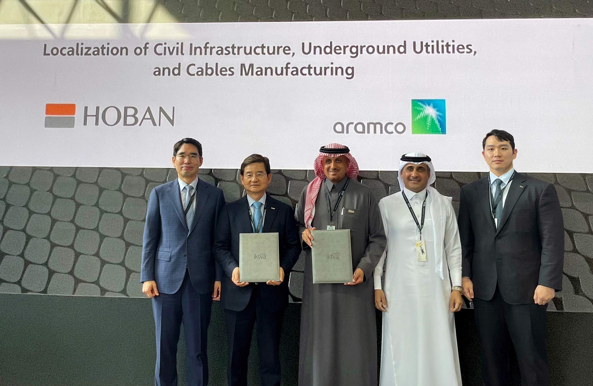 왼쪽부터 나형균 대한전선 사장, 김선규 호반그룹 회장, 살렘 알 후레이쉬(Salem A. Al-Huraish) 아람코 조달 총괄 부사장, 무티브 알 하비(Mutib A. Al-Harbi) 아람코 코리아 대표, 김민성 호반산업 전무가 협약을 체결하고 기념촬영을 하는 모습./사진제공=호반건설