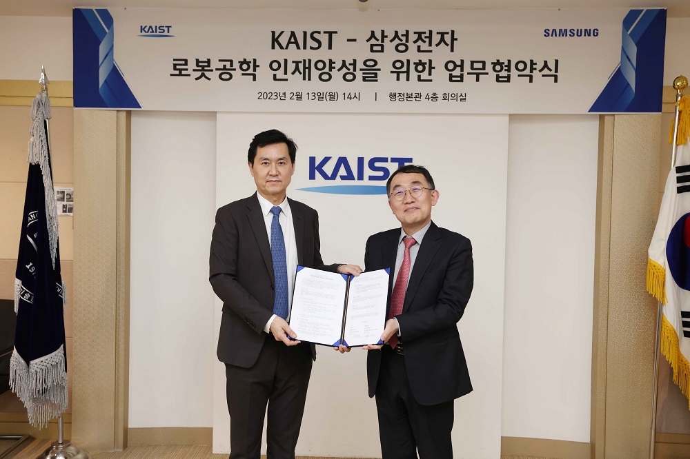 삼성전자 DX부문 CTO 전경훈 사장(왼쪽)과 KAIST 이승섭 교학부총장. 제공=삼성전자.