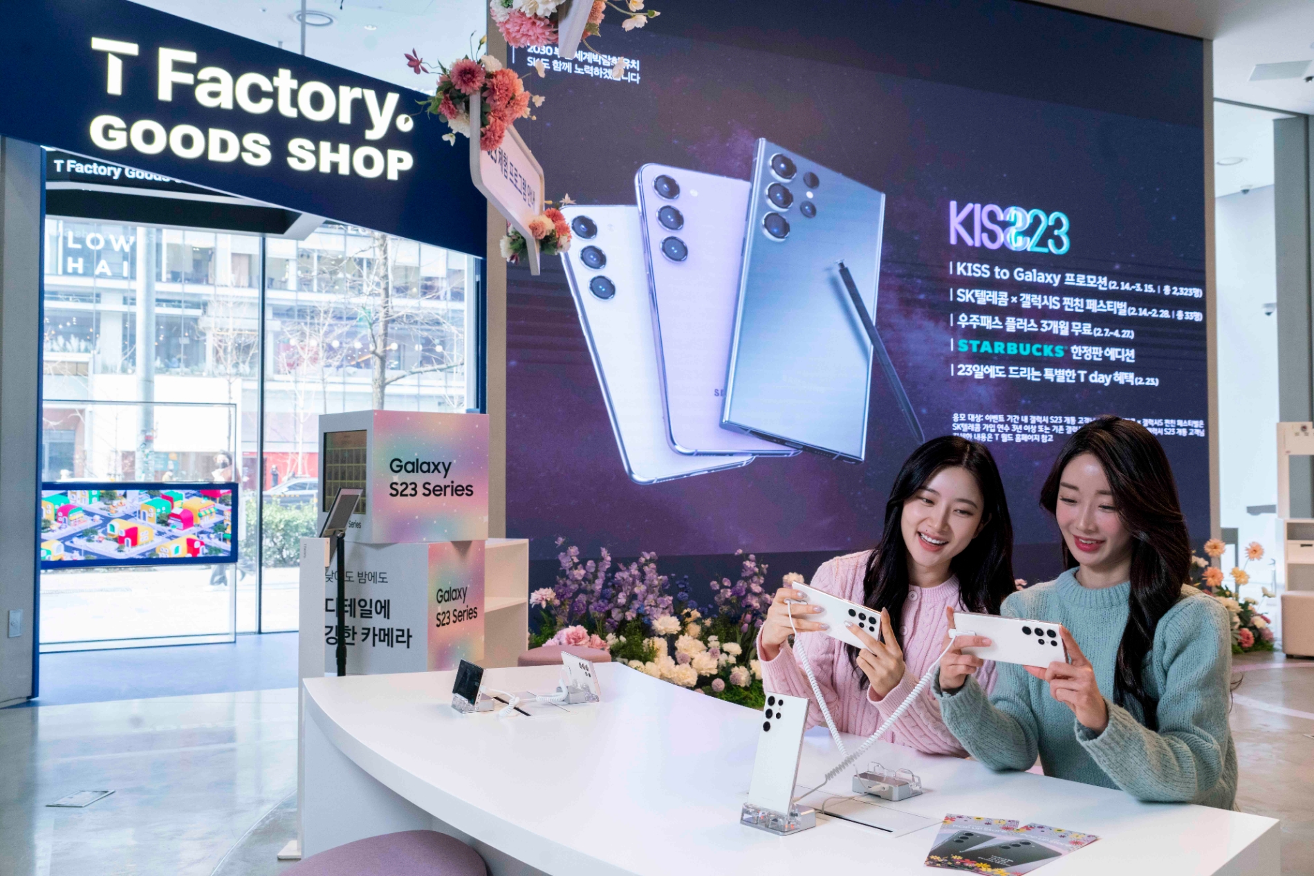 SKT 홍보모델이 홍대 ICT 멀티플렉스 T팩토리에 설치된 갤럭시 S23 체험존에서 갤럭시S23을 소개하고 있다. 사진=SK텔레콤