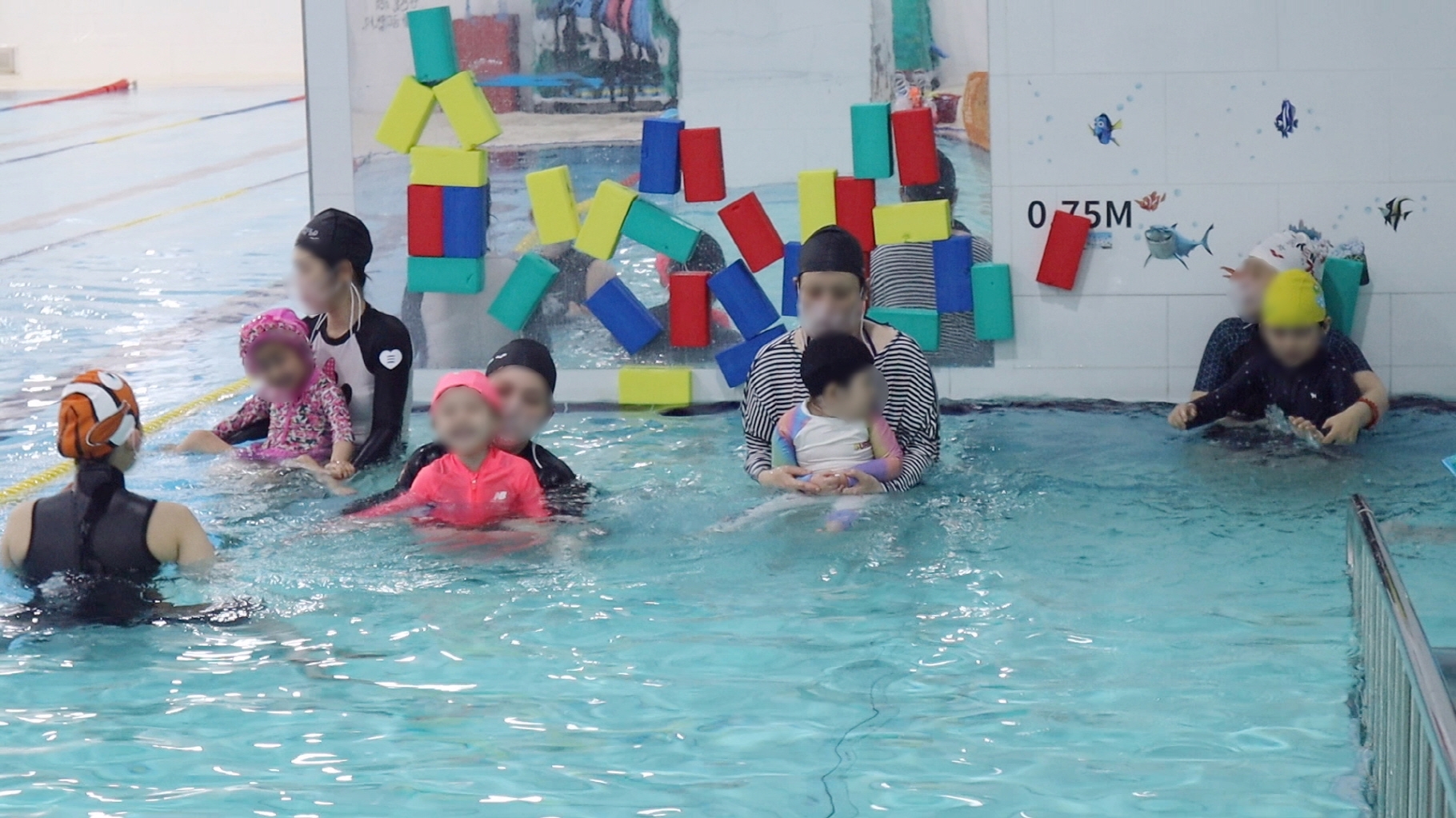 마포푸르메스포츠센터에서 운영하는 모자수중운동교실./사진제공=마포구