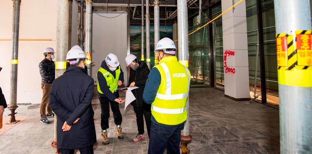 용산구 관계자가 전문가들과 함께 지난 13일 현대자동차 미래모빌리티연구소 부지 해체 착공 신고 처리 전 현장 점검을 실시했다./사진제공=용산구