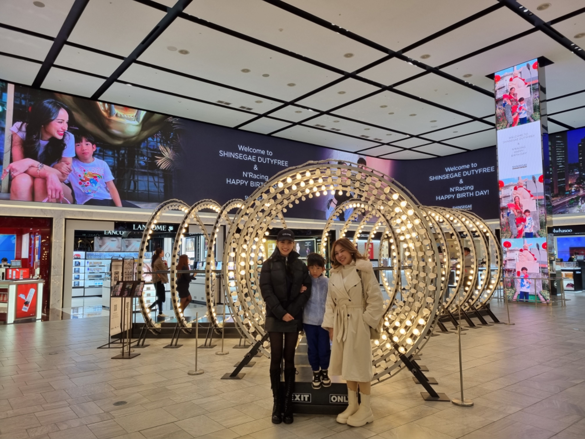 태국 연예인 나파파 탄트라쿨 차탄안 타오시리판 방문./ 사진제공 = 신세계디에프