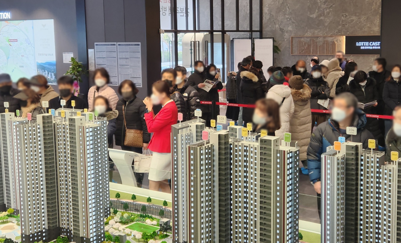 창원 롯데캐슬 포레스트 견본주택을 둘러보고 있는 방문객들 / 사진제공=롯데건설