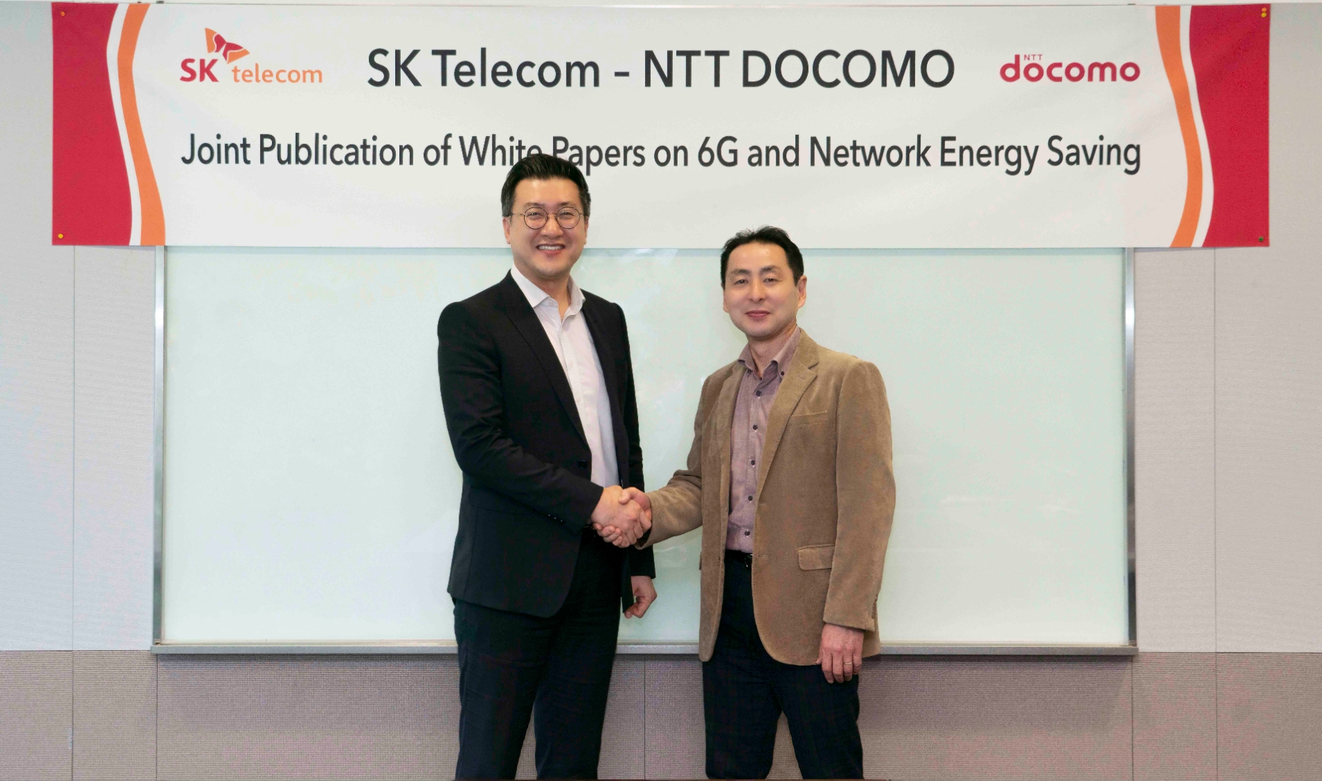 SKT는 일본 NTT도코모와 함께 6G 공통 요구사항 및 5G 기지국 전력절감을 위한 기술 백서를 공동 발간했다고 밝혔다. 류탁기 SKT 인프라기술담당(왼쪽)과 타케히로 나카무라 NTT도코모 CTA(오른쪽). 사진=SK텔레콤