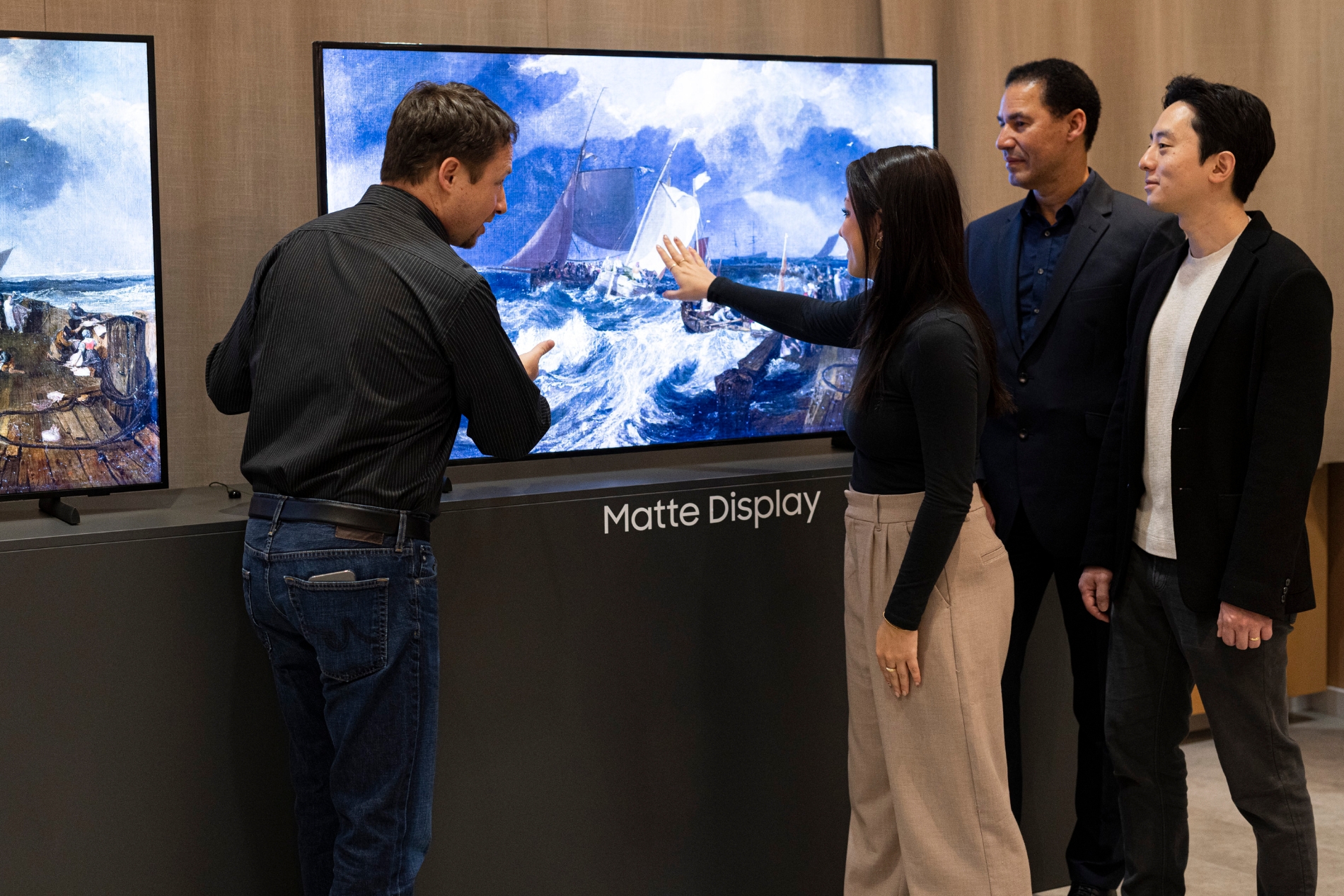 23일(현지시간) 독일 프랑크푸르트에 위치한 삼성전자 독일법인에서 열린 '2023 유럽 테크세미나' 참석자들이 삼성전자의 '매트 디스플레이'를 탑재한 '더 프레임' 신제품을 살펴보고 있다. 사진=삼성전자