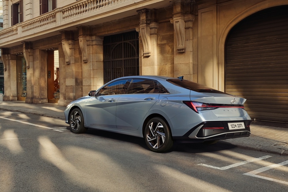 현대차, 아반떼 페이스리프트 디자인 공개..."넓고 낮게"