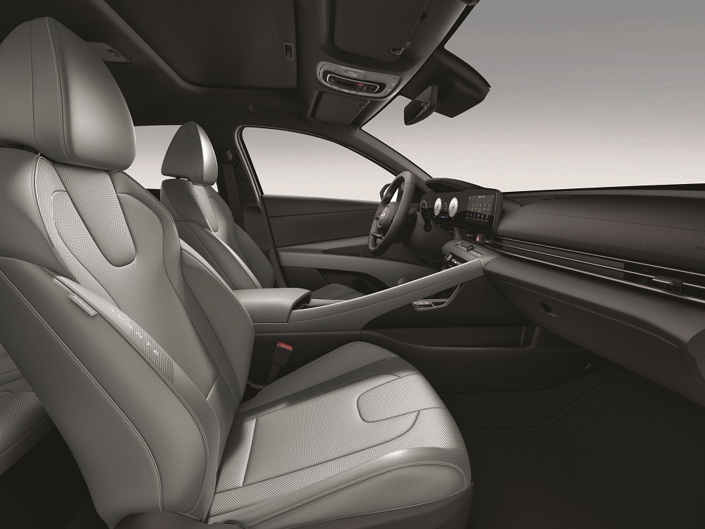 현대차, 아반떼 페이스리프트 디자인 공개..."넓고 낮게"