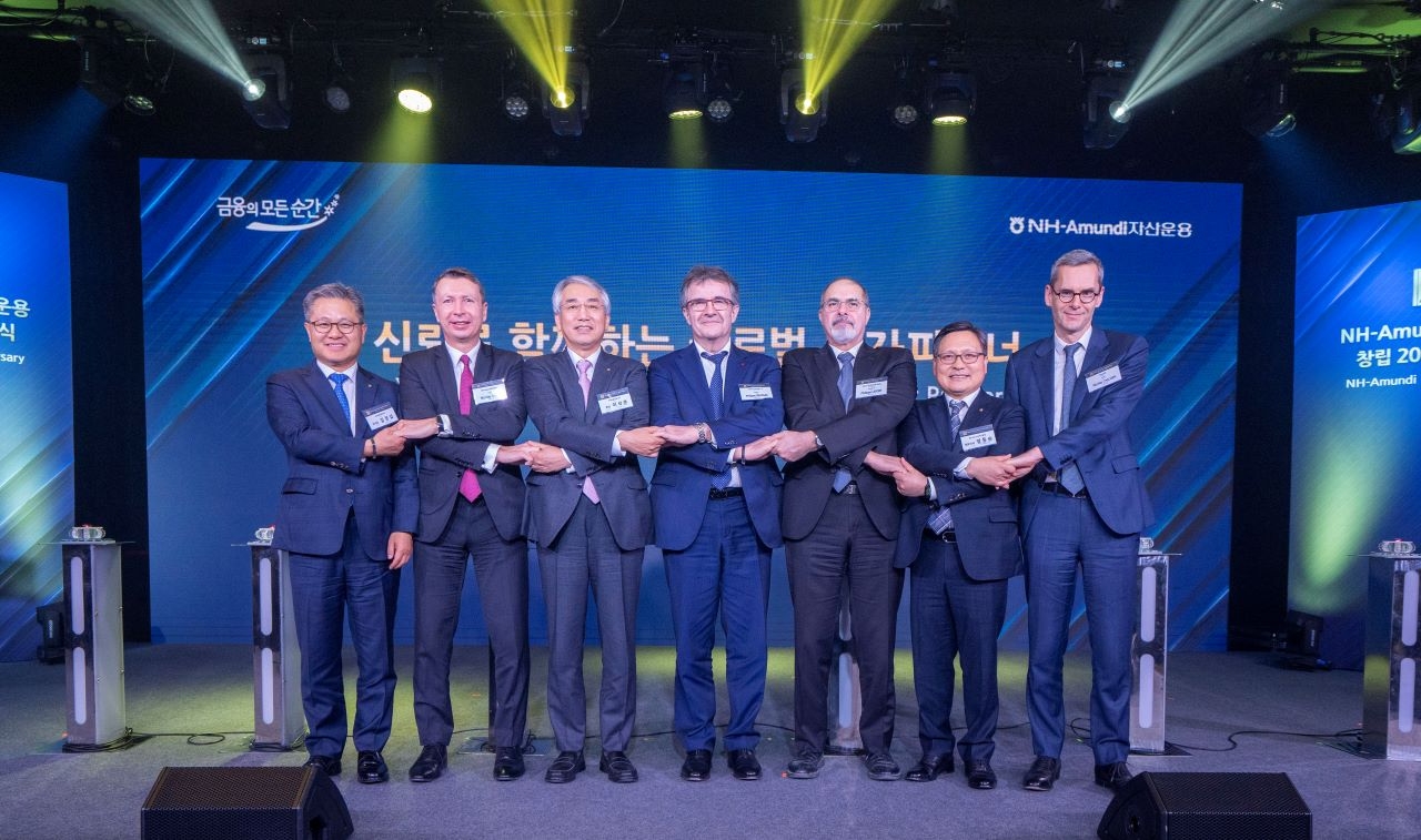 NH-Amundi자산운용은 23일 창립 20주년 기념식을 개최했다. (왼쪽부터) 길정섭 NH농협금융지주 부사장, 니콜라 시몽 NH-Amundi자산운용 부대표, 이석준 NH농협금융지주 회장, 필립 브라삭 CA 회장, 필립 르포르 주한 프랑스대사, 임동순 NH-Amundi자산운용 대표, 니콜라 캘쿤 Amundi자산운용 부대표. / 사진제공=  NH-Amundi자산운용(2023.02.27)