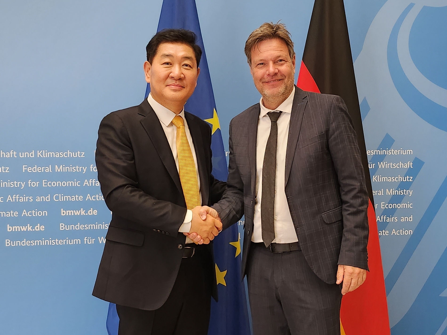 한종희 삼성전자 DX부문장(부회장)이 27일(현지시간) 독일 베를린에서 로베르트 하베크 부총리를 만나 지속가능성과 친환경에 대해 논의하고 '2030 부산엑스포' 유치 지지를 요청했다. 사진=삼성전자