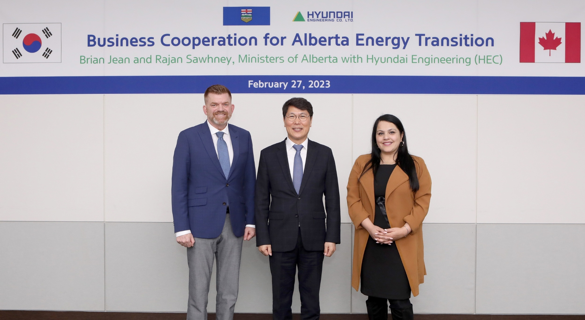 현대엔지니어링 홍현성 대표이사(가운데)가 현대엔지니어링 본사를 방문한 캐나다 알버타주 브라이언 진(Brian Jean) 고용·경제·북방개발부 장관(좌측)과 라잔 소니(Rajan Sawhney) 무역·이민·다문화부 장관(우측)을 맞이하고, 기념사진을 촬영하고 있다. / 사진제공=현대엔지니어링