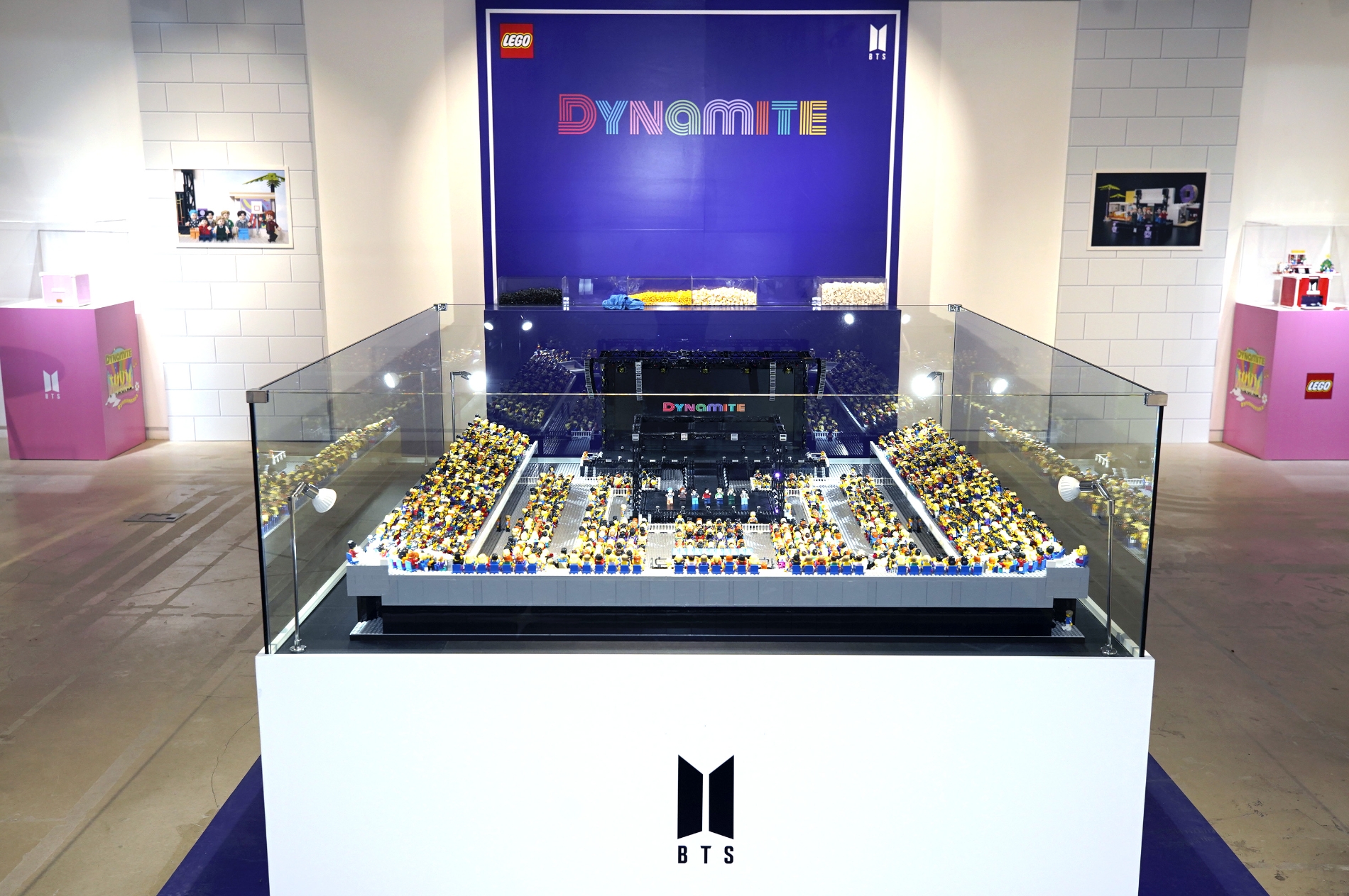 ‘일상비일상의틈byU+'에 설치된 ‘레고 BTS 콘서트 디오라마’와 포토존. 사진=LG유플러스