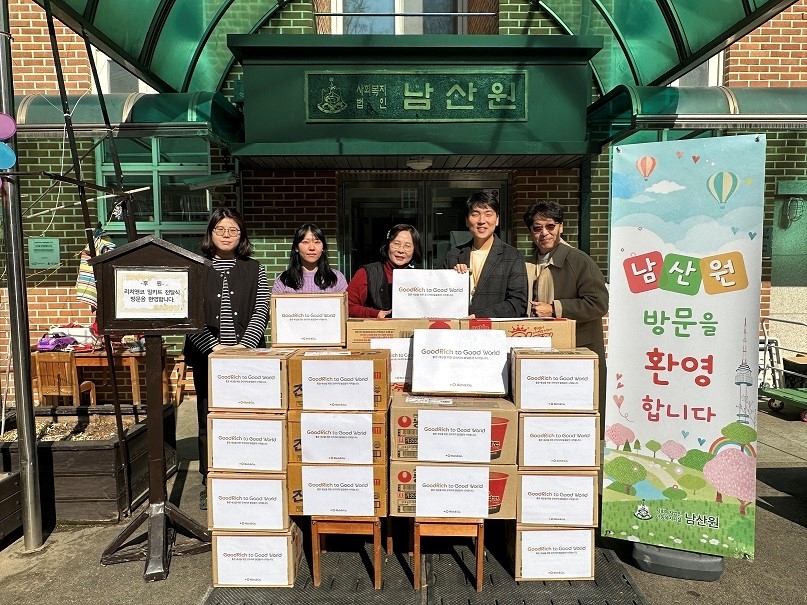 인슈어테크 GA 리치앤코는 최근 직원들의 사회공헌활동 일환으로 서울 중구 예장동에 위치한 40여명의 아이들이 생활중인 사회복지법인 남산원을 찾아 아동 청소년들에게 후원물품을 전달했다고 7일 밝혔다./사진=리치앤코