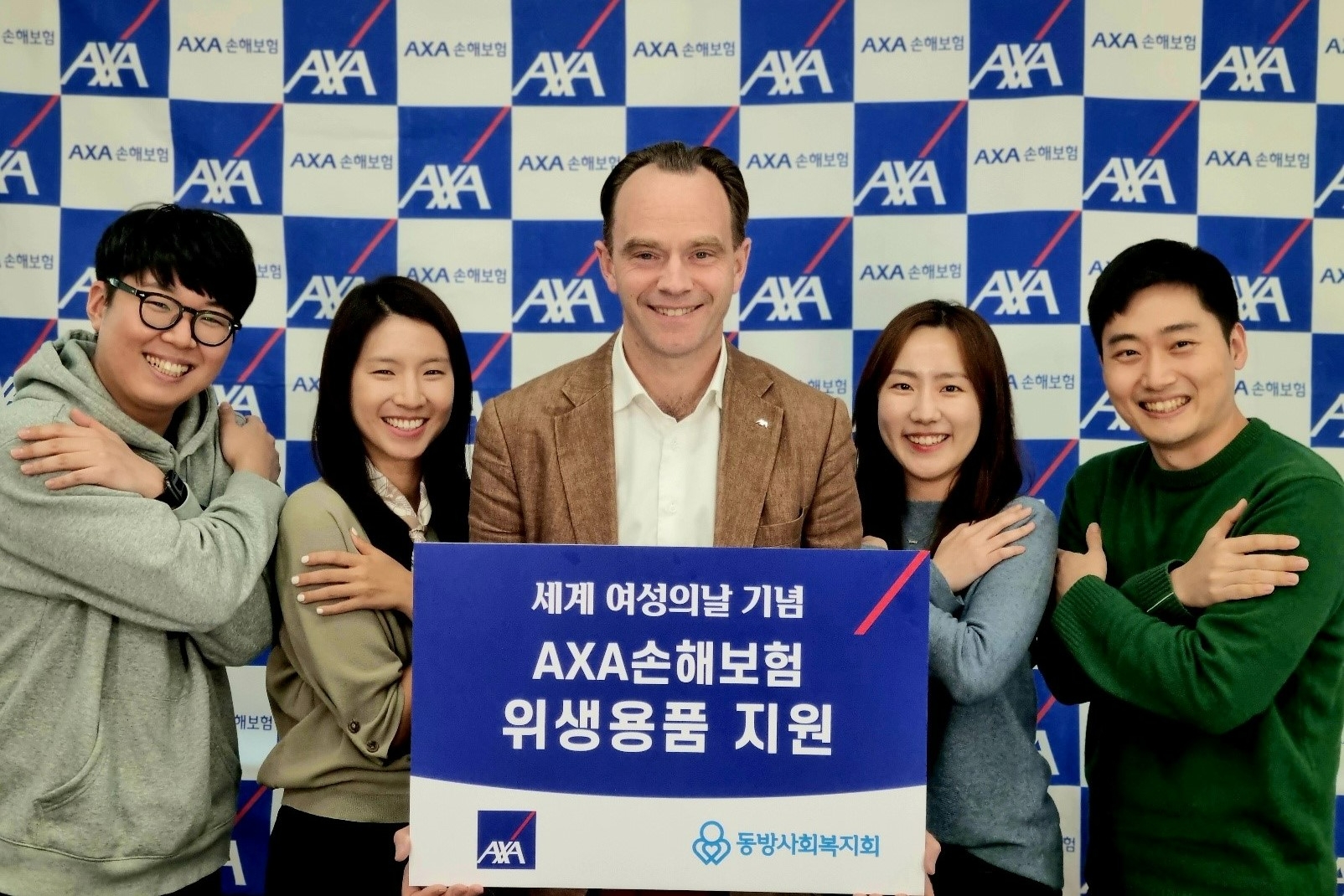 기욤 미라보 악사손해보험 대표이사(왼쪽에서 세번째)가 세계 여성의 날을 맞아 임직원들과 함께 위생용품 지원에 나섰다./사진=악사손해보