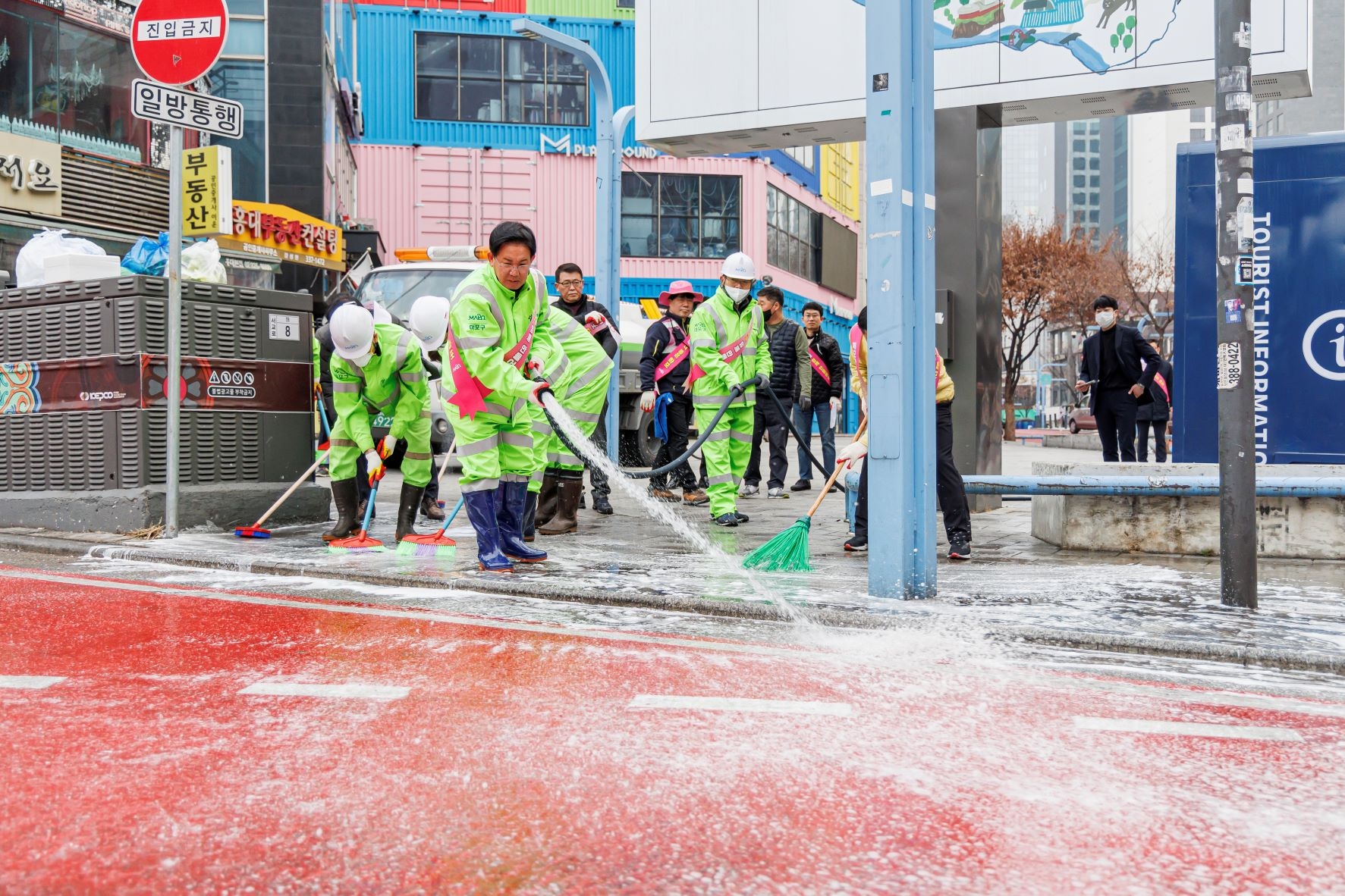 박강수 구청장이 새봄맞이 대청소에 참여해 물청소를 하고 있다./사진제공=마포구