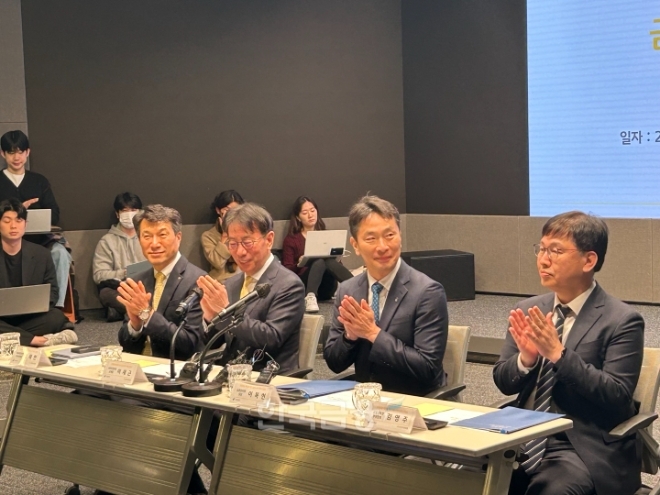 금융감독원이 9일 서울 영등포구 여의도에 위치한 KB국민은행 신관에서 ‘상생금융 확대를 위한 금융소비자 현장 간담회’를 개최했다. 왼쪽 두 번째부터 이재근 국민은행장과 이복현 금감원장. 사진=김관주기자