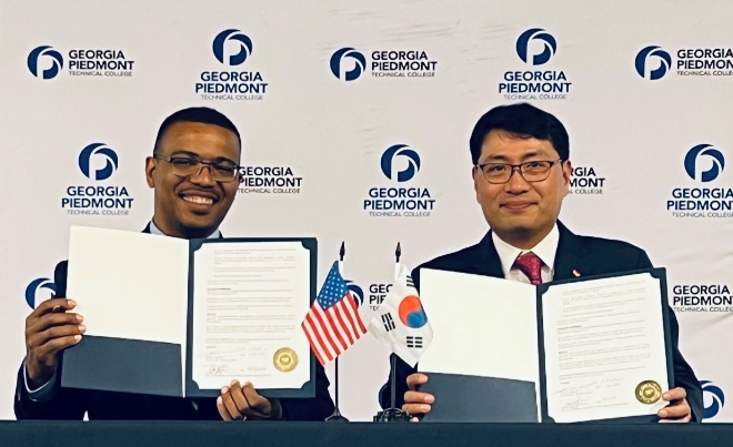 SKC(대표이사 박원철)의 반도체 글라스 기판사업 투자사 앱솔릭스가 미국 현지 교육기관과 반도체 산업 인력 양성을 위해 손잡았다. /사진=SKC.