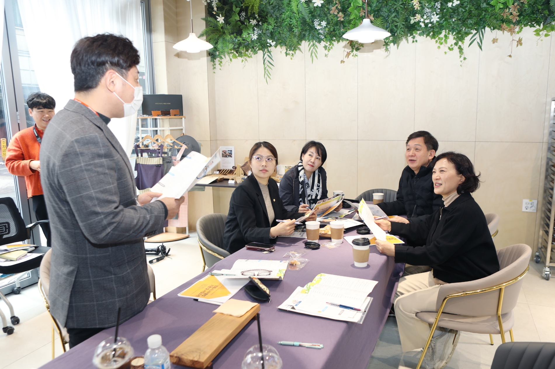 서울 중구의회 복지건설위원회 위원들이 강동구 노인일자리 전담기관인 강동시니어클럽을 찾았다./사진제공=중구의회